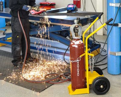 Welding cylinder trolley for two cylinders