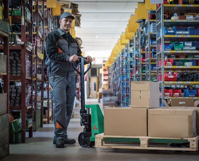 Mitsubishi ME25 and MV25 series forklift trucks Mitsubishi ME25 and MV25 series forklift trucks